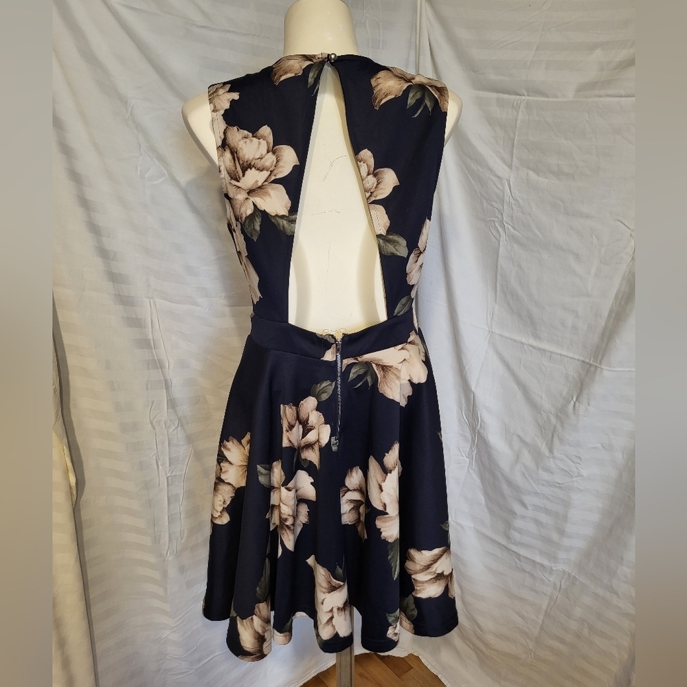 Chic Backless Floral Dress in Navy, Size Large - Picture 3 of 5